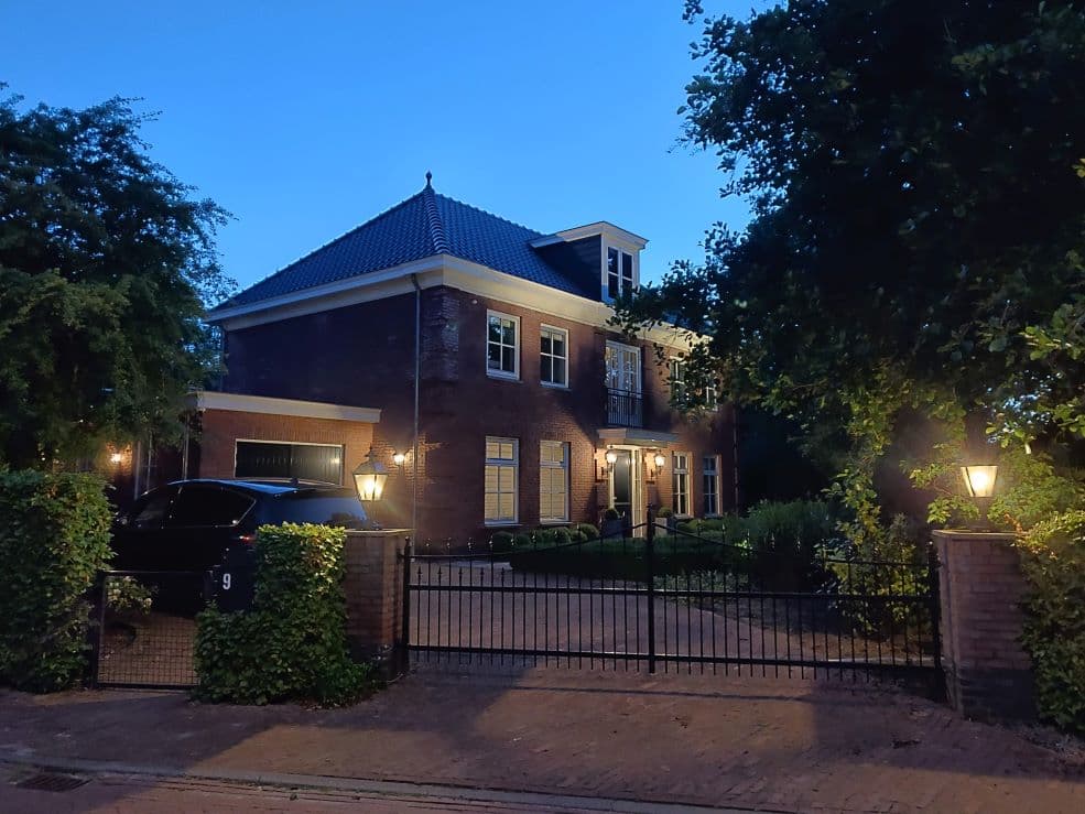 Voorzijde van de woning in de avond