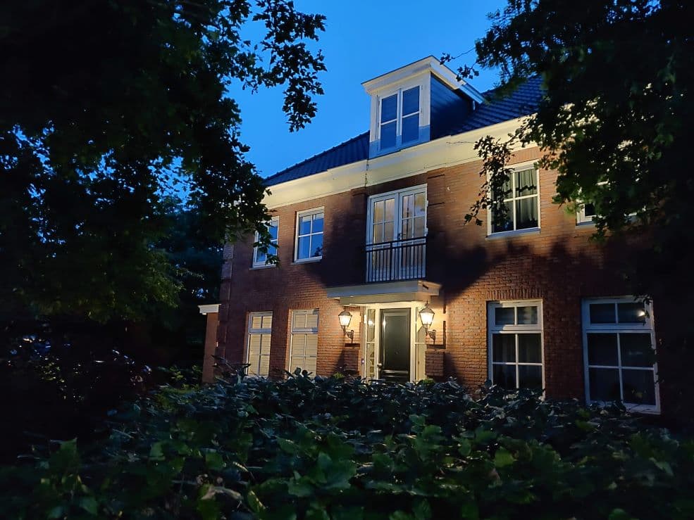 Zijaanzicht van de duurzame woning in de avond