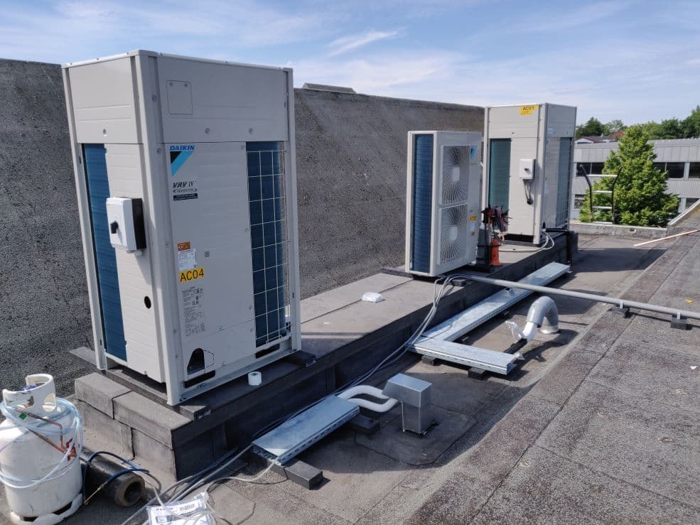 Buitenunits van de VRV-warmtepompinstallatie op het dak