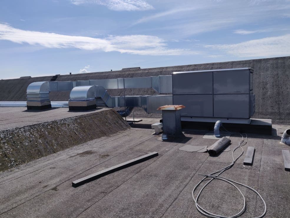 Warmteterugwininstallatie met luchtkanalen op het dak
