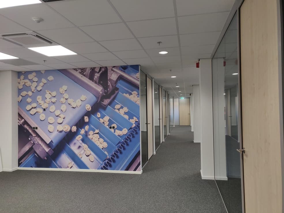 Kantoorgang met glazen kantoorwanden en fotobehang