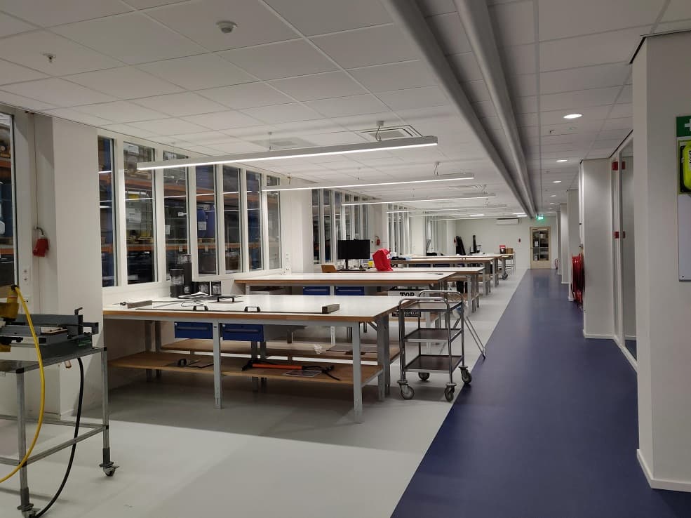Laboratorium met werkbanken en ledverlichting