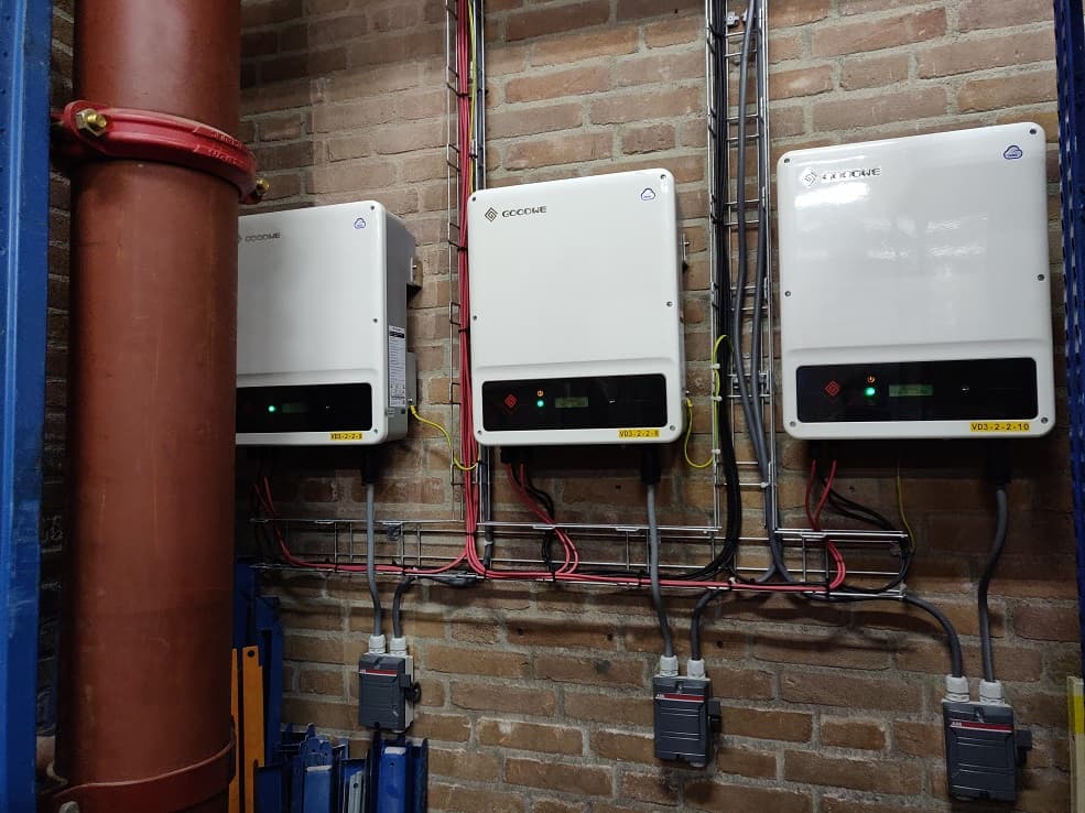 Drie omvormers van de zonnepanelen in de technische ruimte