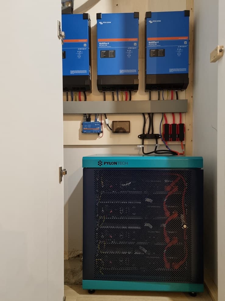 Totaalopstelling: drie Victron MultiPlus-II omvormers aan de wand boven de Pylontech batterijkast