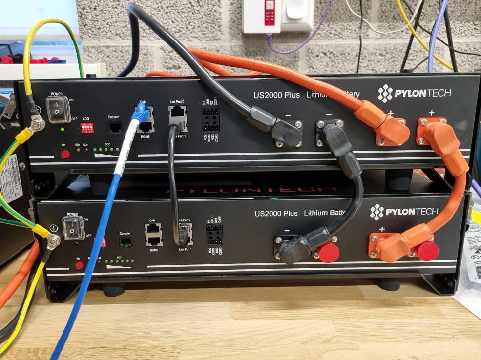 Voorbereiding van de 5 kWh batterij: twee Pylontech US2000 Plus lithiumbatterijen