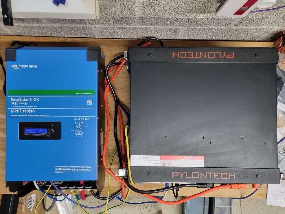 Voorbereiding van de opstelling: Victron EasySolar-II GX omvormer naast een Pylontech batterijmodule