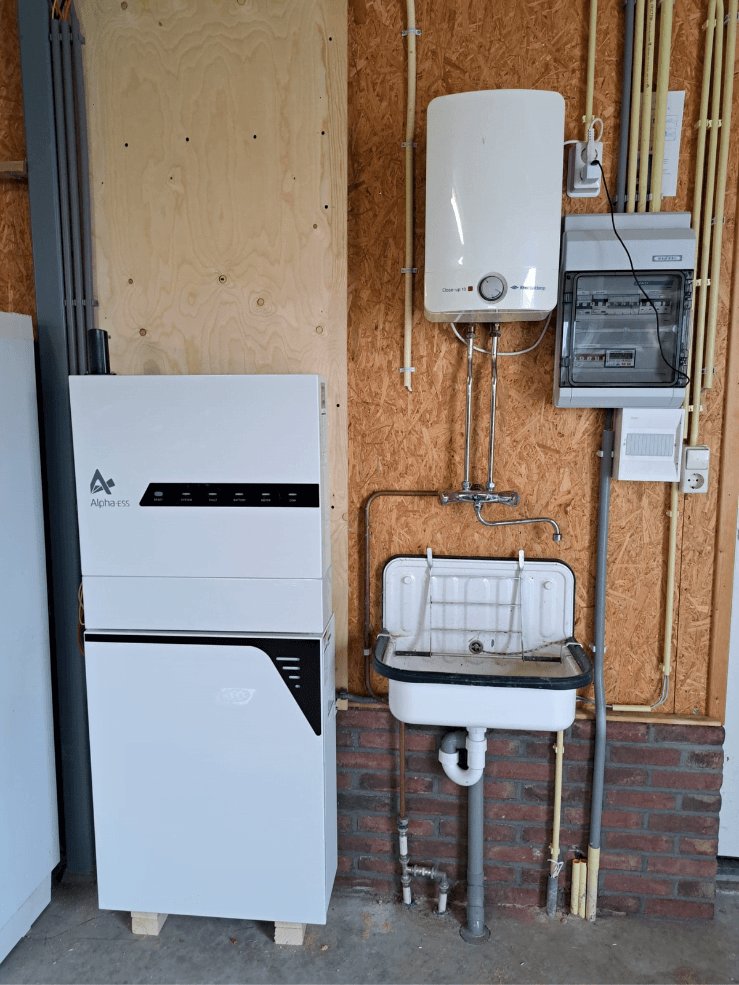 Alpha ESS-thuisbatterij in de garage naast de meterkast