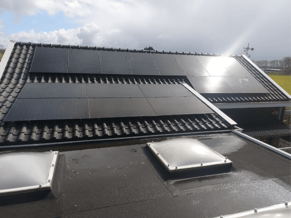 Zwarte zonnepanelen op het dak van de woning, na de uitbreiding met 16 panelen