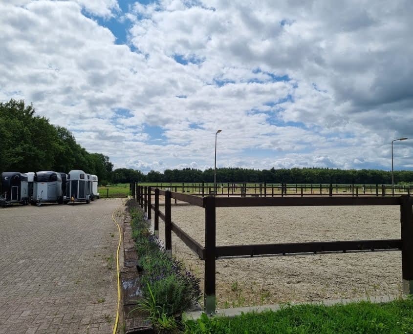 De buitenbak van de manege