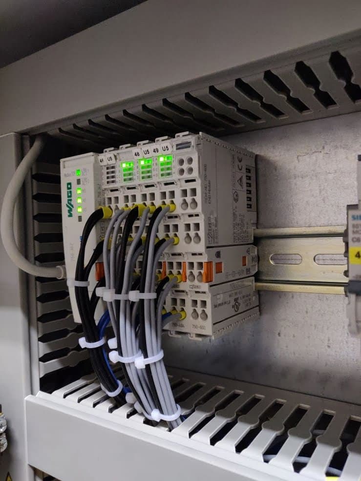 WAGO-meetmodules op een DIN-rail in een schakelkast