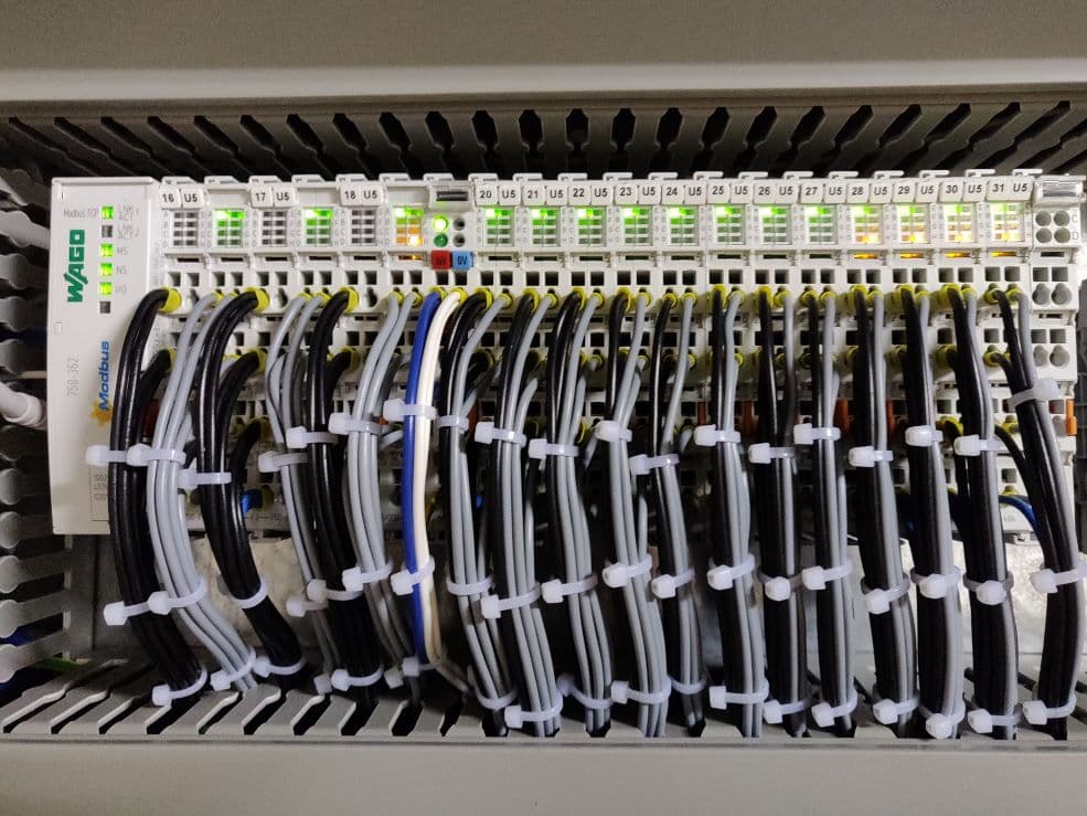 WAGO-meetmodules met nette bekabeling in een schakelkast voor de energiemeting