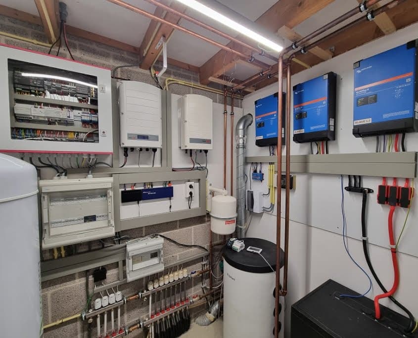 Overzicht van de technische ruimte met energieopslag en warmtepomp