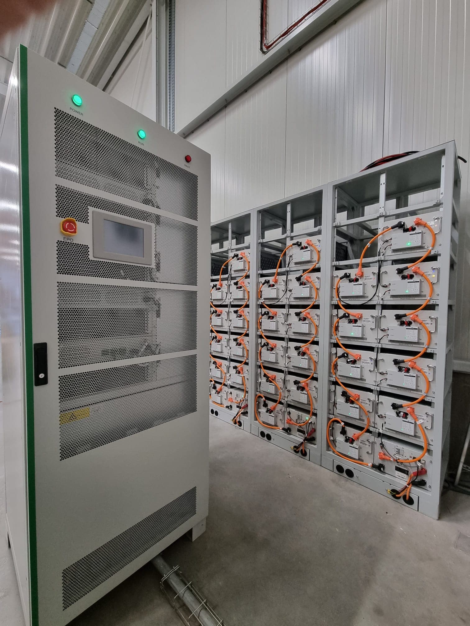 Omvormerkast van 100 kW met daarachter de batterijracks van 320 kWh