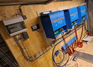 Drie Victron omvormers van 15 kVA bij de autodealer