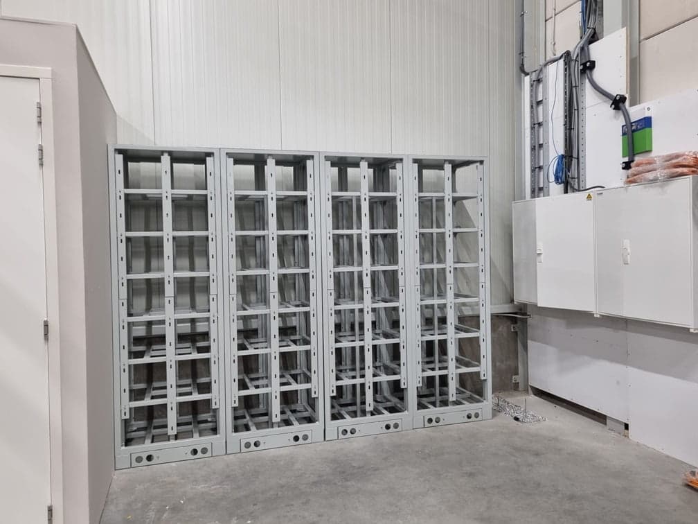 Lege batterijracks tijdens de opbouw van het systeem van 320 kWh