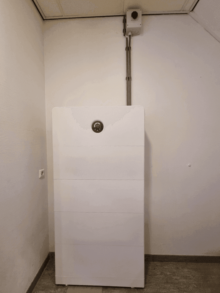 Vooraanzicht van de witte GoodWe-batterij tegen de wand