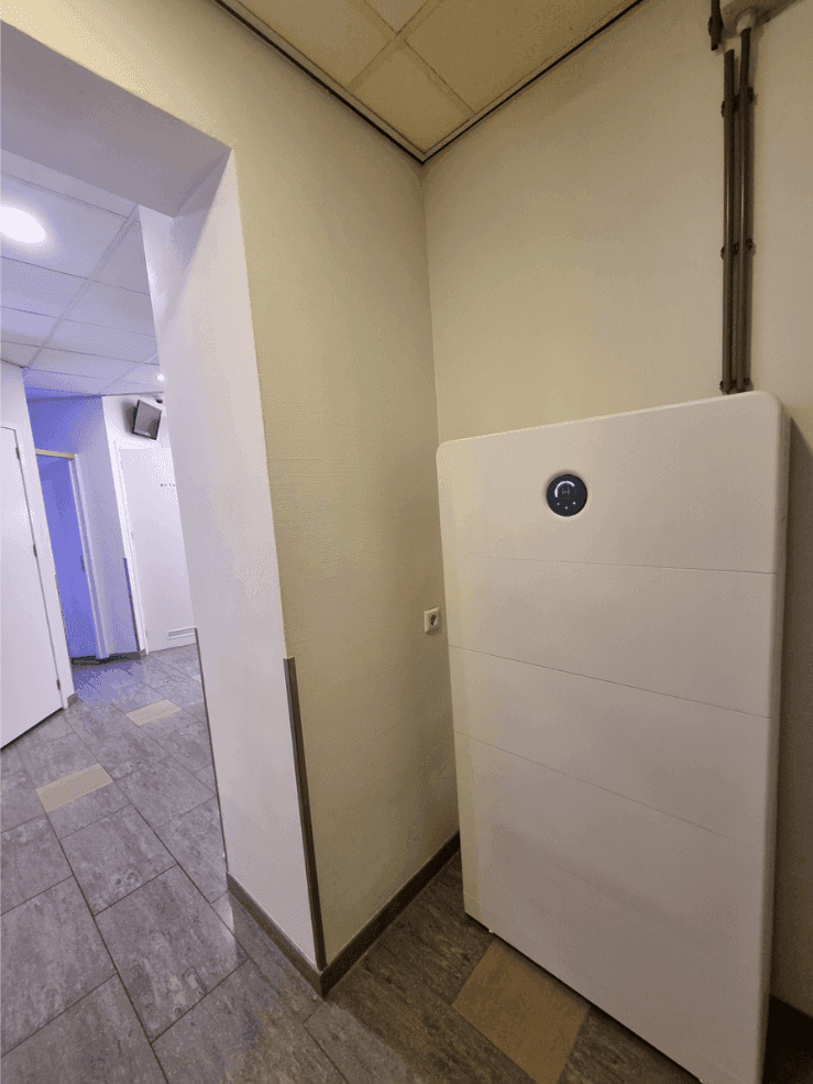 Zijaanzicht van de GoodWe-batterij naast de gang van de zonnestudio