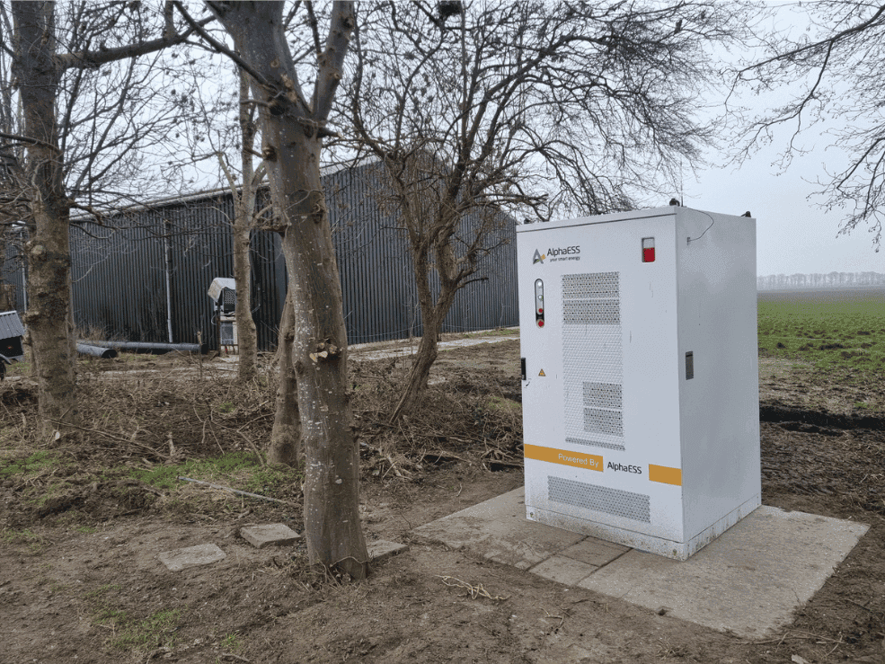 De geplaatste batterij van 80 kWh in buitenopstelling naast de stal