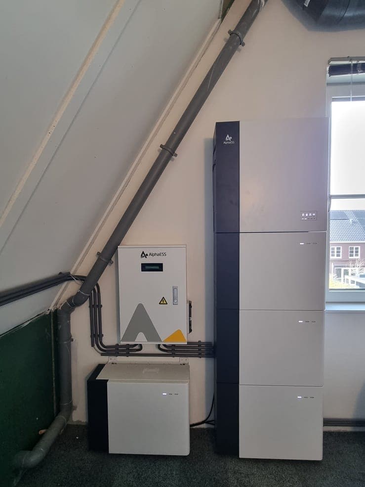 Alpha ESS thuisbatterij met backup-box en omvormer op een zolder