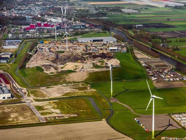 Luchtfoto van bedrijventerrein Boekelermeer in Alkmaar met windmolens, bedrijfshallen en opslagterreinen