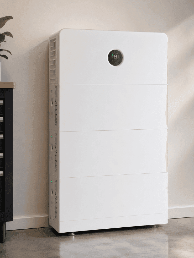 GoodWe ESA thuisbatterij van 24 kWh: omvormer met drie gestapelde batterijmodules, binnen opgesteld tegen een wand