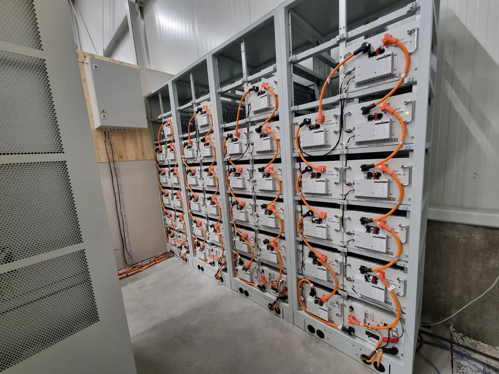 Racks met batterijmodules van het accusysteem van 320 kWh