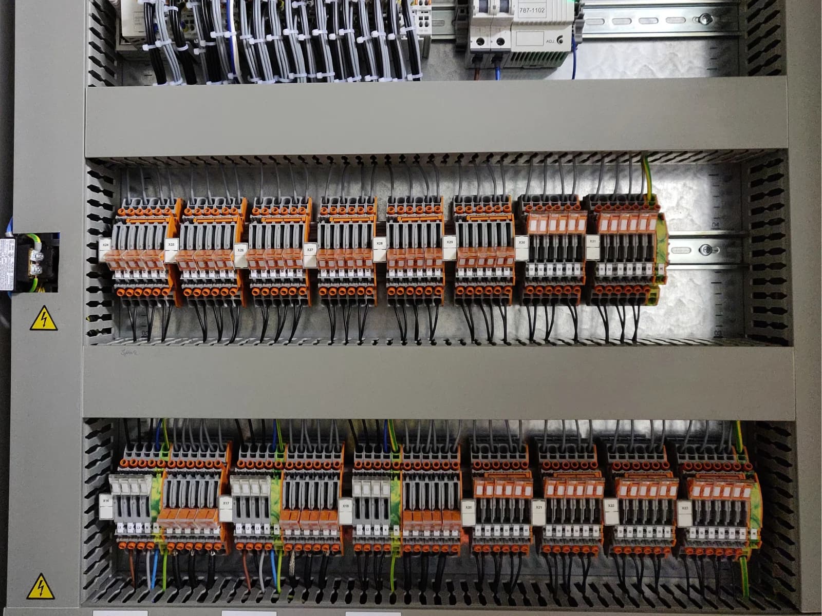 Schakelkast met rijen aansluitklemmen en bedrading voor de energiemeting