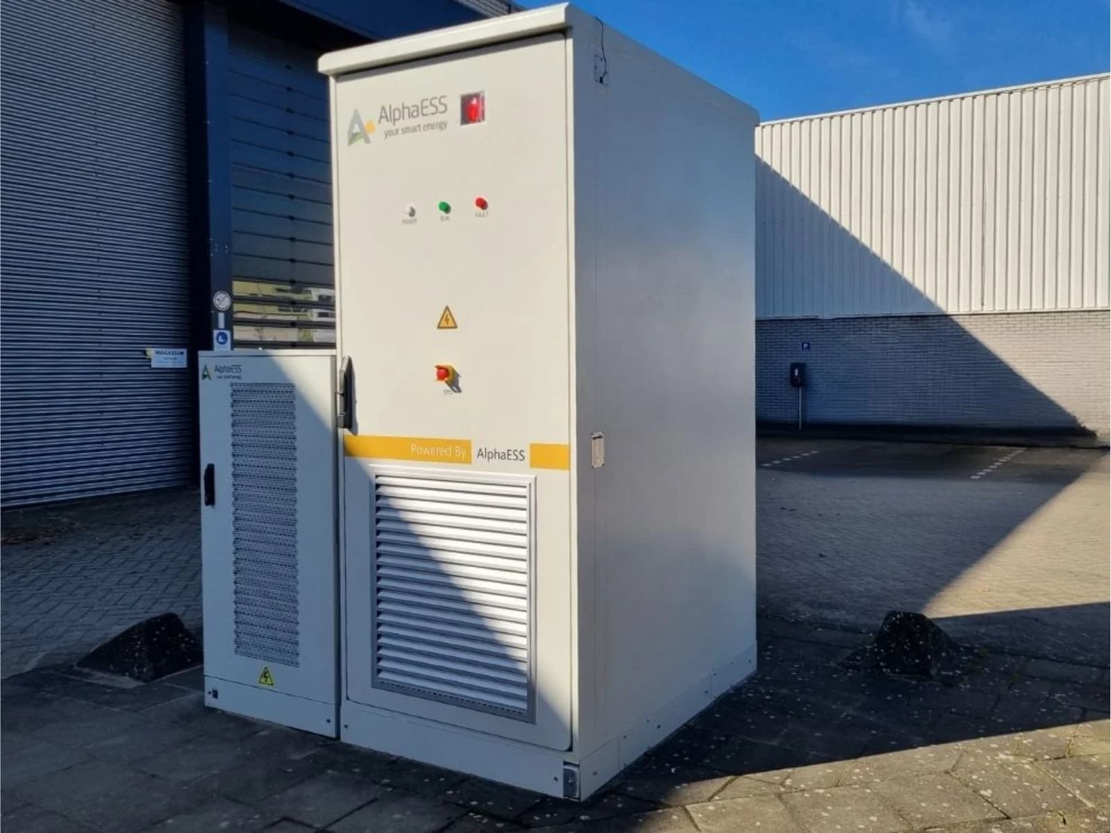 Alpha ESS Storion energieopslagsysteem van 261 kWh in buitenopstelling bij een productiebedrijf