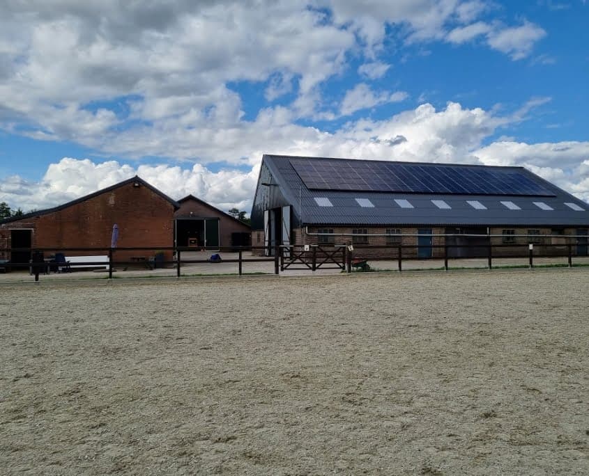 Zonnepanelen op het dak van de manege