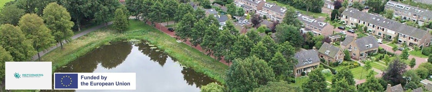 Luchtfoto van woonwijk Plan Oost in Heiloo met de logo's van REFORMERS en Funded by the European Union