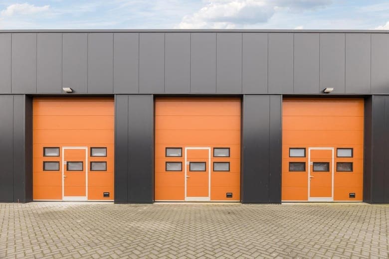 Bedrijfsruimte in Heerhugowaard met drie oranje overheaddeuren