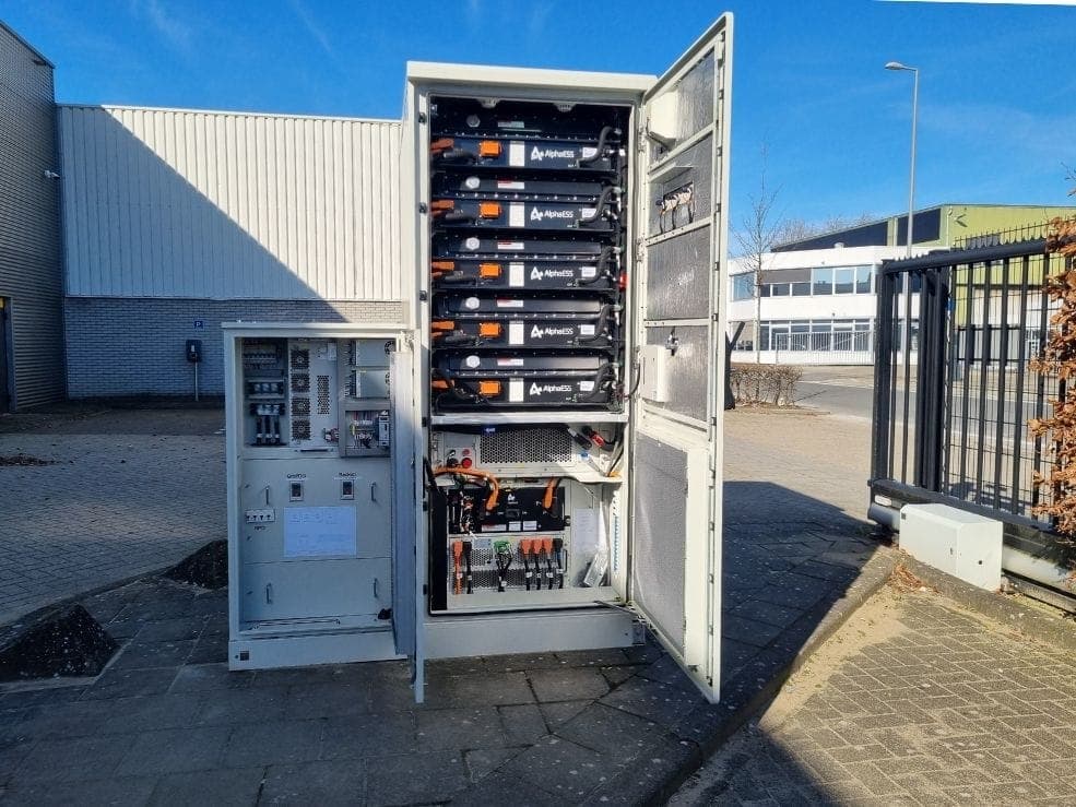 Geopende Alpha ESS Storion buitenkast met de batterijmodules